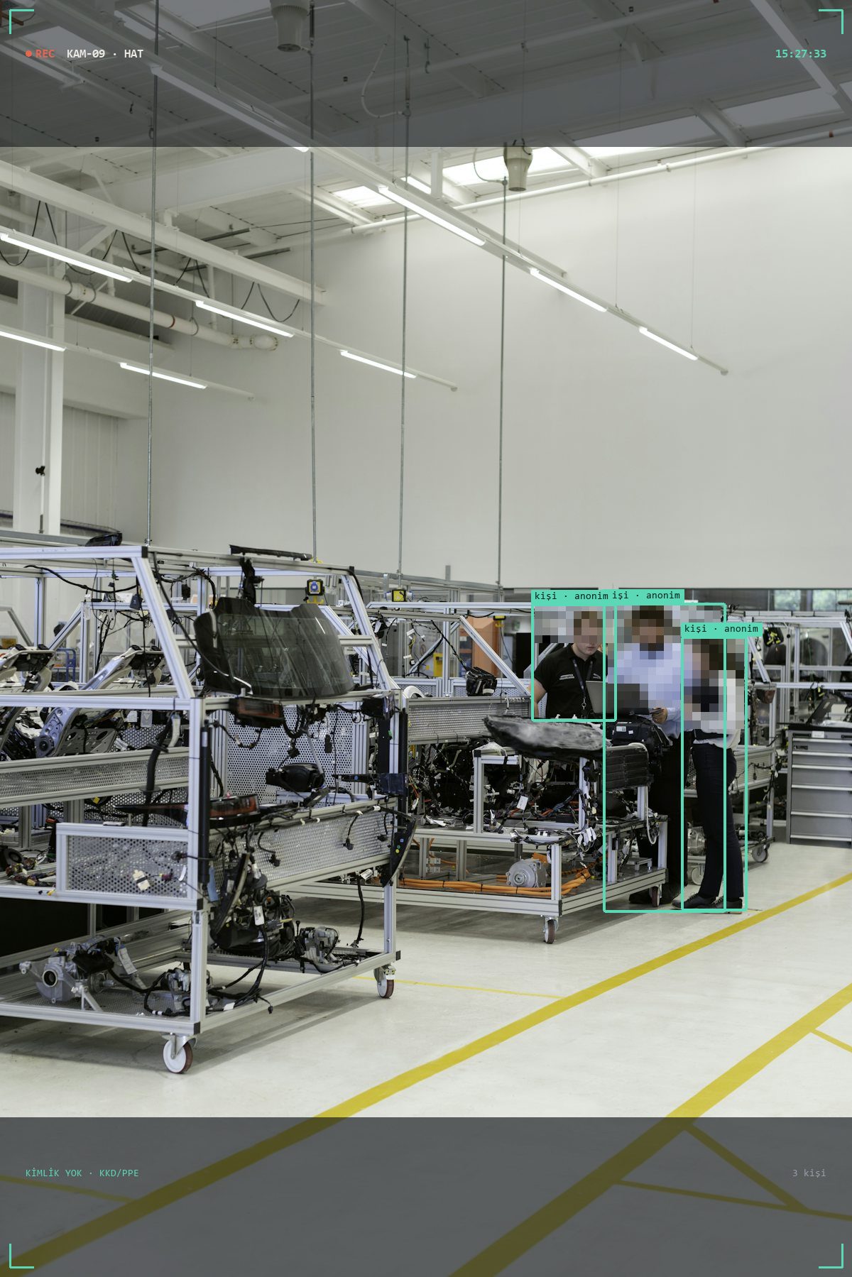Fabrika üretim hattı — forklift ile yaya arasındaki yakınlık ve KKD uyumu anonim olarak izleniyor.